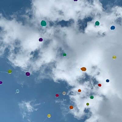 Luftballons steigen lassen
