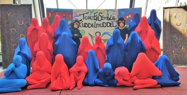 Gruppenfoto der Akteure des Tanzsack-Theaterstücks "Kuddelmuddel"