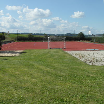 Blick auf Sportplatz, Weitsprunganlage (links) und Kugelstoßanlage (rechts)