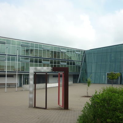 Blick auf Schulteil zur Lernförderung in Oelsnitz mit Haupteingang