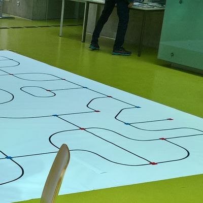 Auf dem Fußboden der Fakultät für Informatik der Technischen Universität Dresden lagen mehrere weiße Planen mit seltsamen Linien aus. Wie sich herausstellte, ließen darauf Studenten ihre programmierten Roboter fahren.